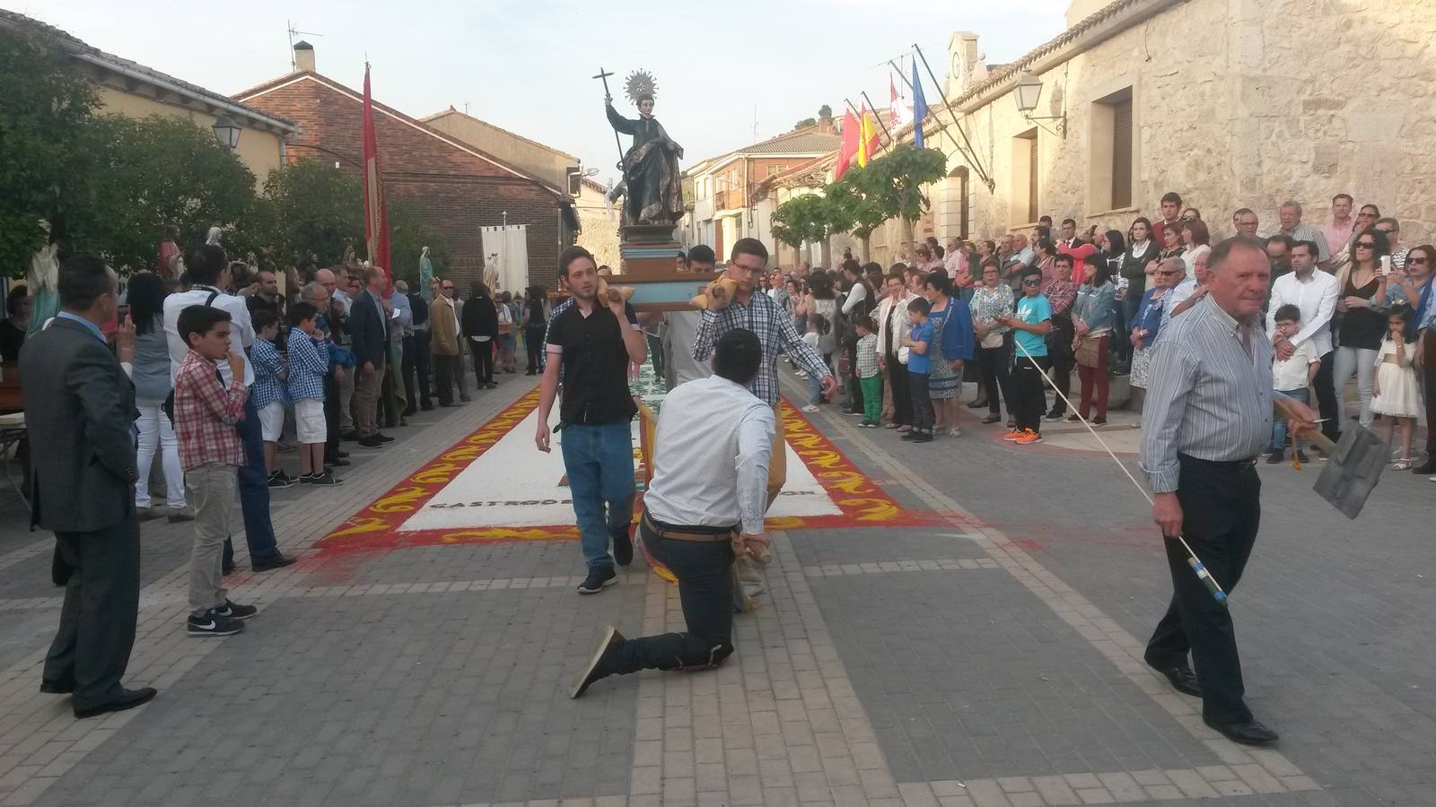 Los vecinos de Castrodeza honran a San Miguel