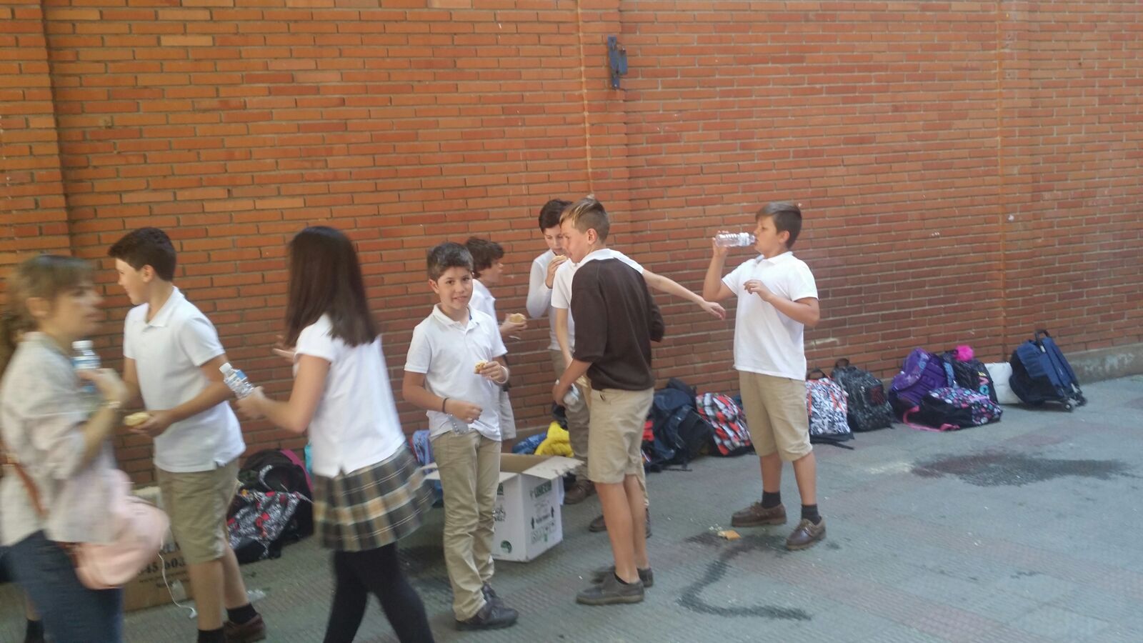 Bocata solidario en el colegio Santa Teresa de Jesús de Valladolid