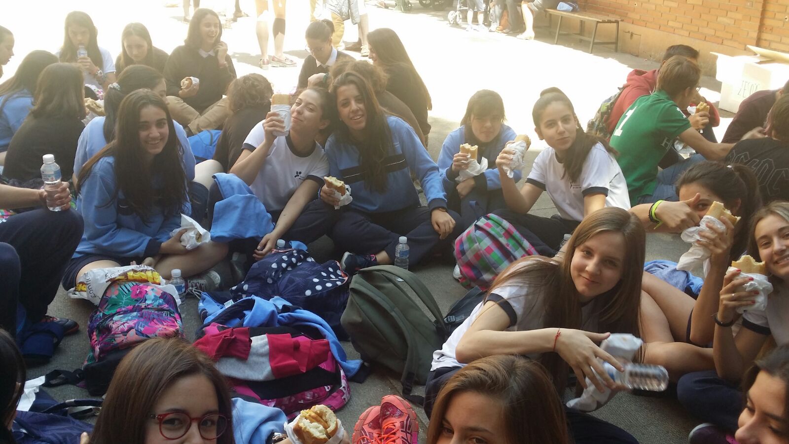 Bocata solidario en el colegio Santa Teresa de Jesús de Valladolid