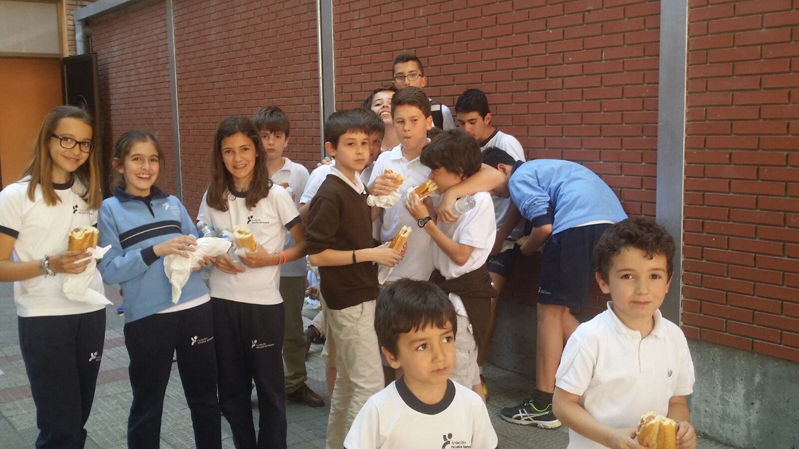 Bocata solidario en el colegio Santa Teresa de Jesús de Valladolid