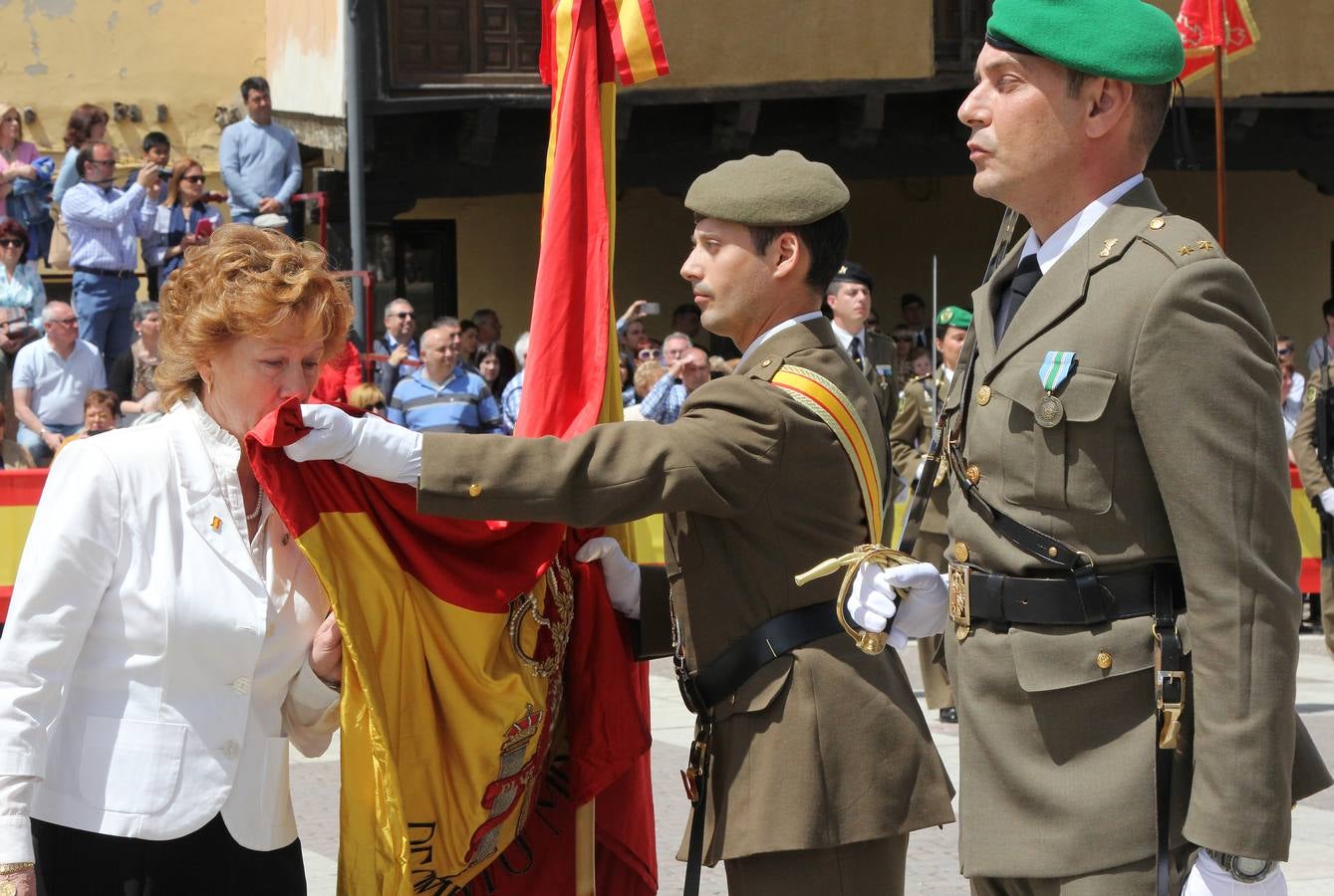 Paredes de Nava rinde honores a las Fuerzas Armadas (1/2)