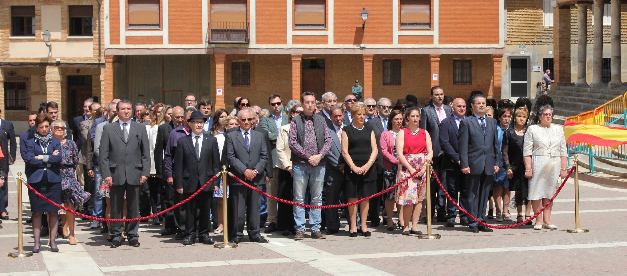 Paredes de Nava rinde honores a las Fuerzas Armadas (1/2)