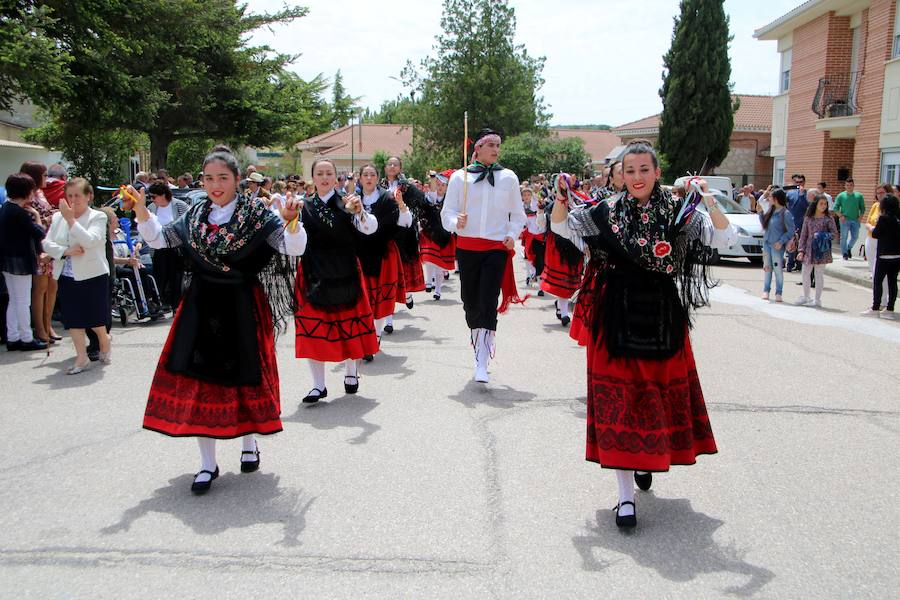 Danzas en Villaviudas en la fiesta de San Isidro