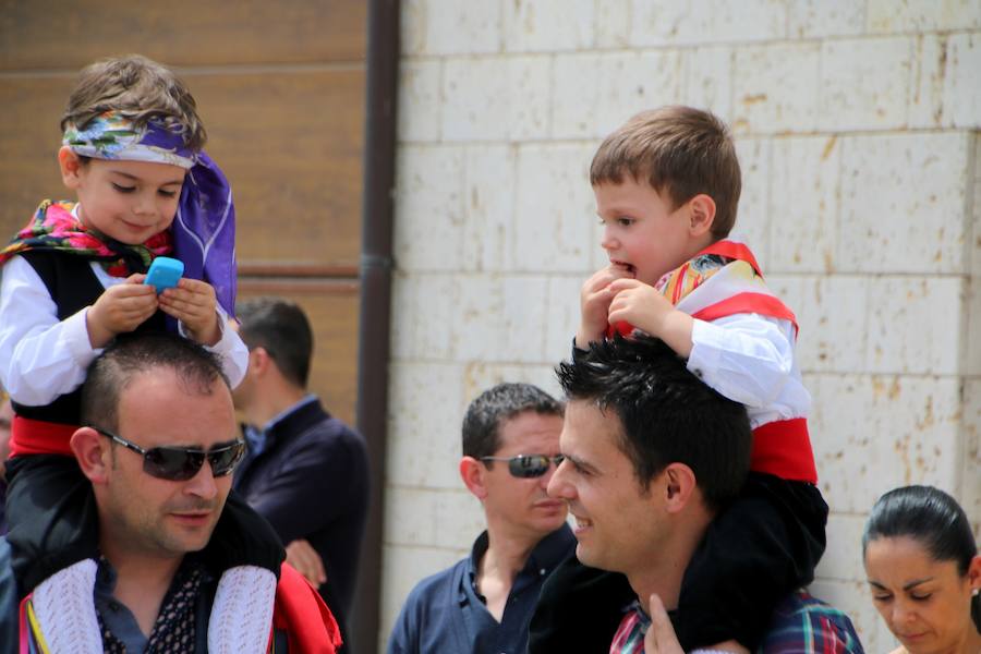 Danzas en Villaviudas en la fiesta de San Isidro