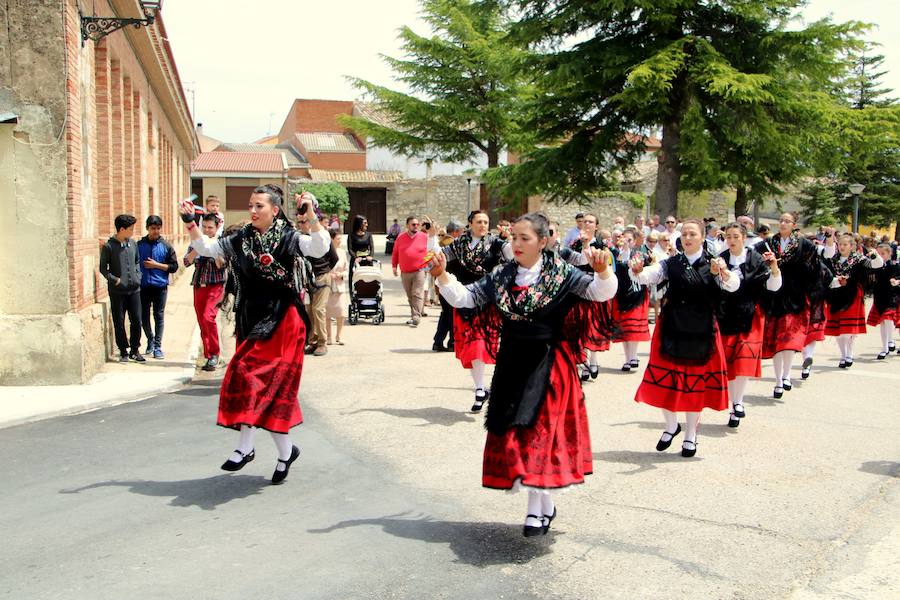 Danzas en Villaviudas en la fiesta de San Isidro