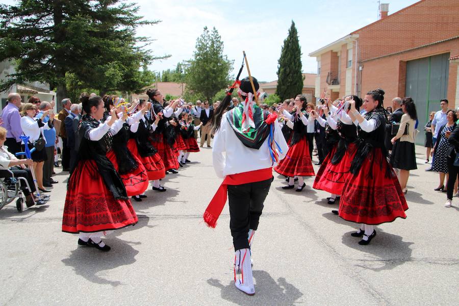 Danzas en Villaviudas en la fiesta de San Isidro