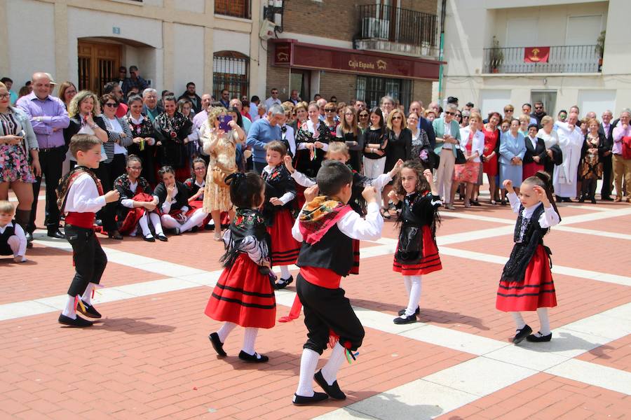 Danzas en Villaviudas en la fiesta de San Isidro