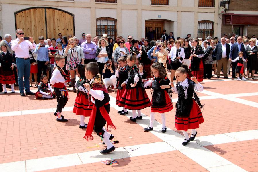 Danzas en Villaviudas en la fiesta de San Isidro