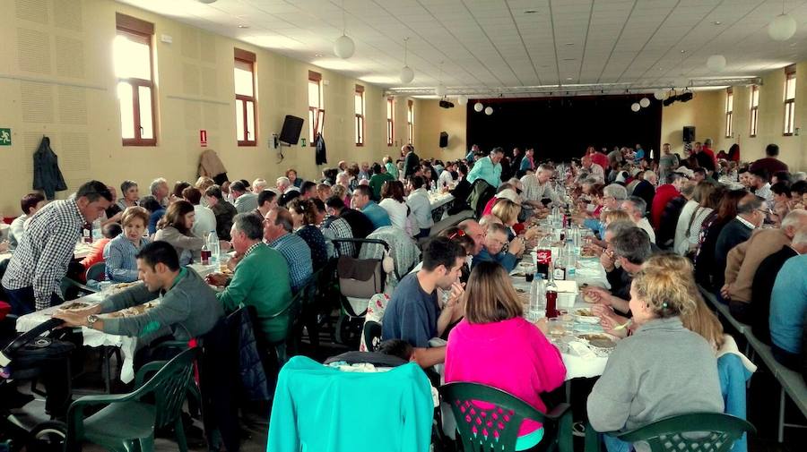 Danzas en Villaviudas en la fiesta de San Isidro