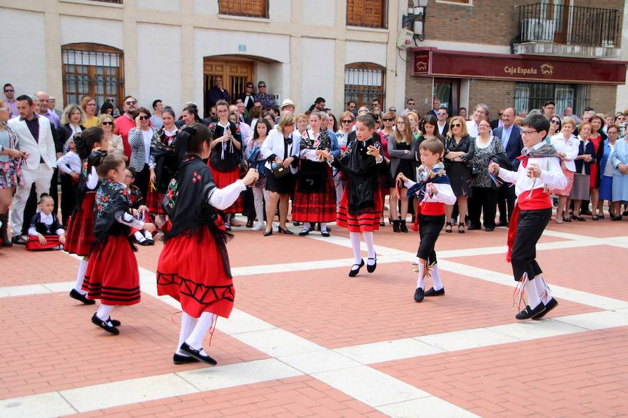 Danzas en Villaviudas en la fiesta de San Isidro