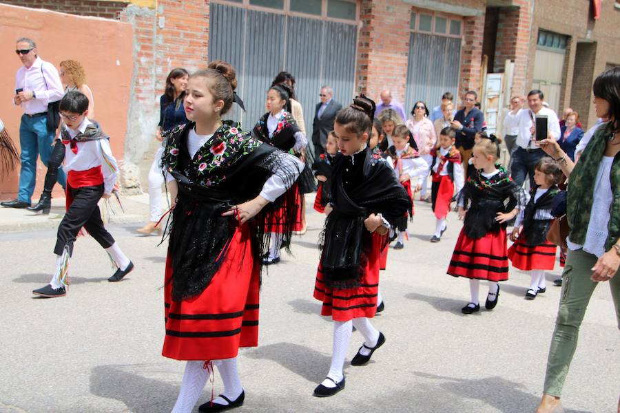 Danzas en Villaviudas en la fiesta de San Isidro