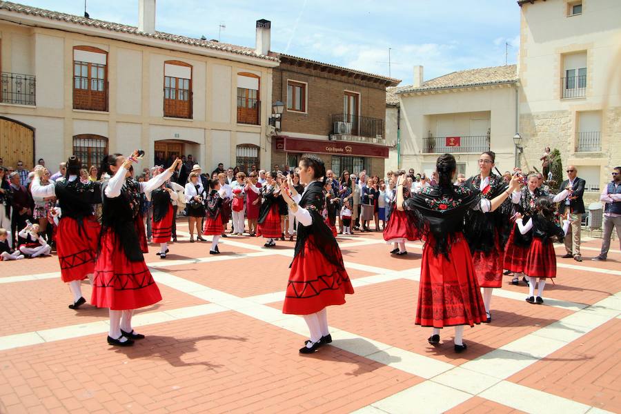 Danzas en Villaviudas en la fiesta de San Isidro