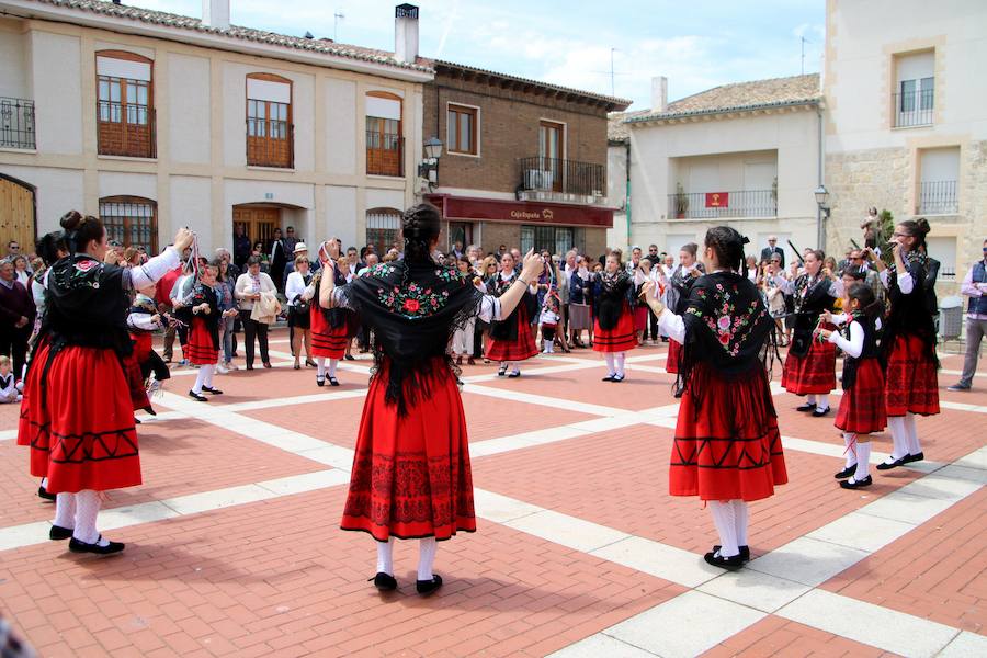 Danzas en Villaviudas en la fiesta de San Isidro