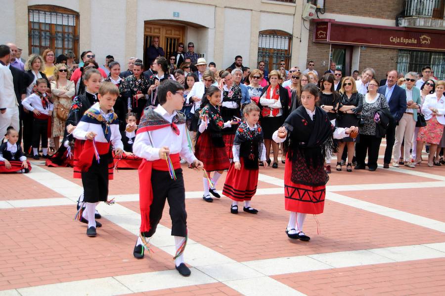 Danzas en Villaviudas en la fiesta de San Isidro