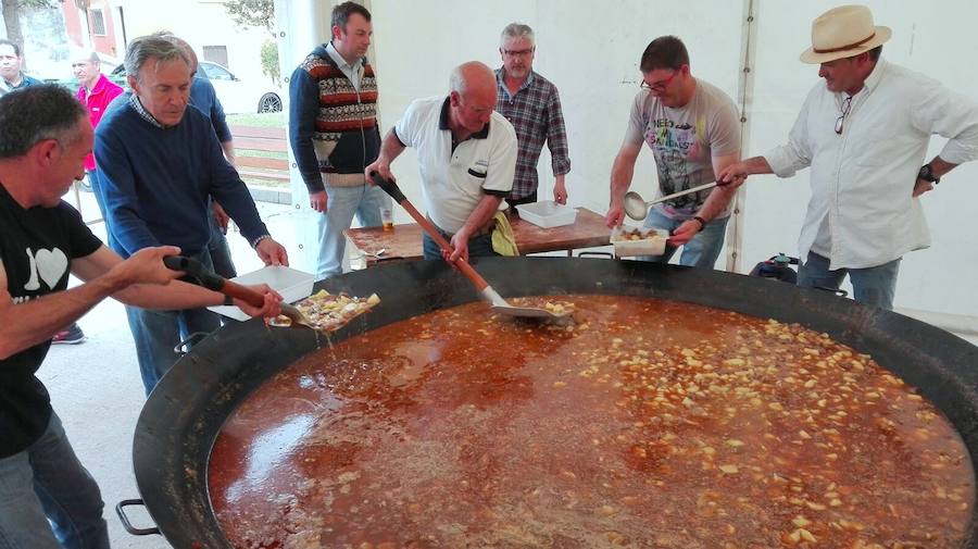 Danzas en Villaviudas en la fiesta de San Isidro