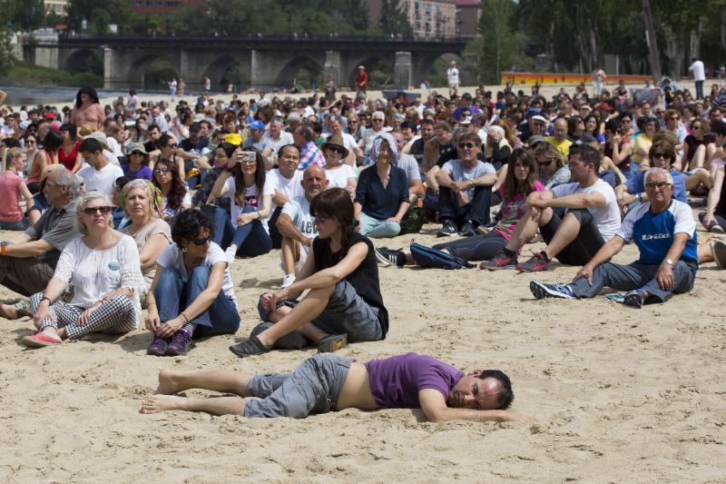 Performance de apoyo a los refugiados.