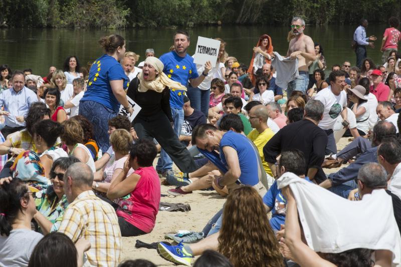 Performance de apoyo a los refugiados.