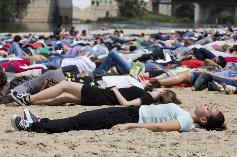 Performance de apoyo a los refugiados.