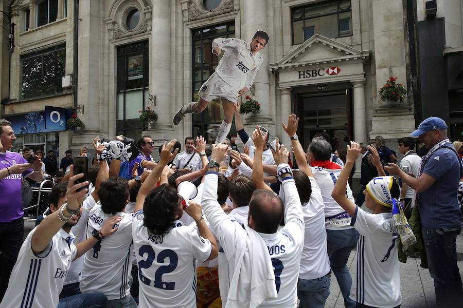 Cardiff se tiñe de blanco para animar al Real Madrid. La capital de Gales acoge la final de la Liga de Campeones, y multitud de aficionados madridistas se han desplazado para apoyar a su equipo, dejando las imágenes más variopintas.