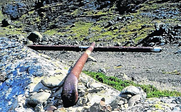 Cruz de hierro colocada a los pies de la pared nordeste del Curavacas.