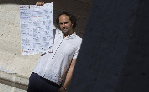 Álex Rodríguez, director del FETAL, muestra la programación en el Palacio de Santa Cruz. 