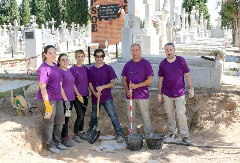 Excavación de las fosas comunes del Cementerio del Carmen