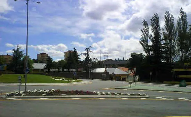 Entrada a la urbanización de Los Ángeles de San Rafael, junto a la carretera N-603. 