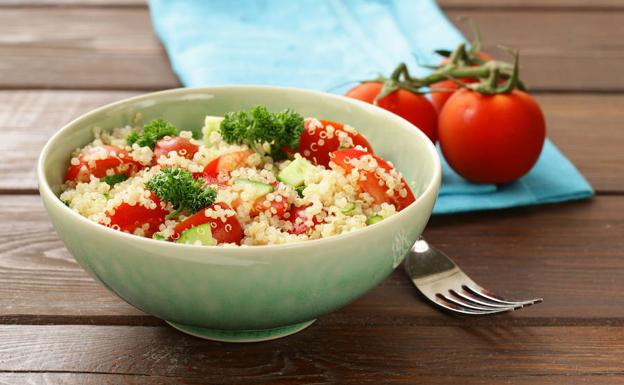 Ensalada de quinoa, uno de los alimentos más saludables para los corredores.