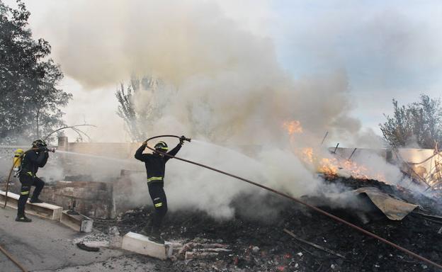 Los bomberos trabajan en la extinción del incendio en las instalaciones de Remar. 