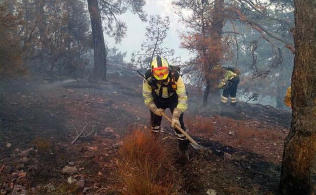 Dos bomberos en Yeste.