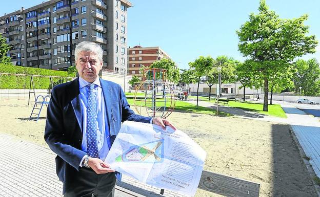 El concejal Javier García Rubio visitó ayer la calle Alicante para presentar el proyecto. 