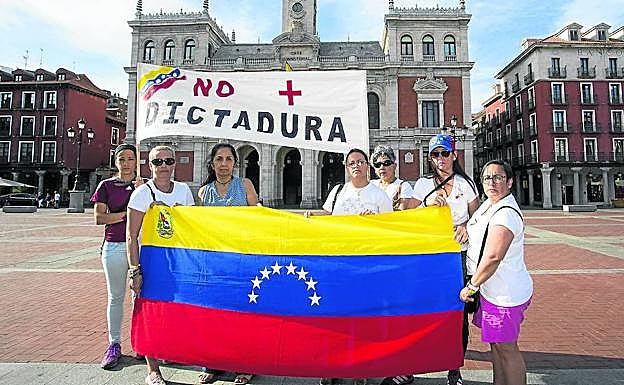 Miembros de la asociación civil venezolana de Valladolid en la Plaza Mayor