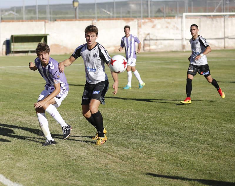 Partido de fútbol amistoso entre el Palencia Cristo Atlético y el Real Valladolid-B 