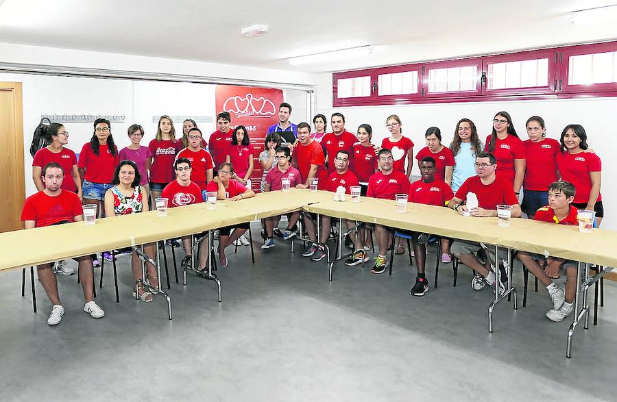 El grupo de jóvenes que participan en la semicolonia de la Asociación Aviva.