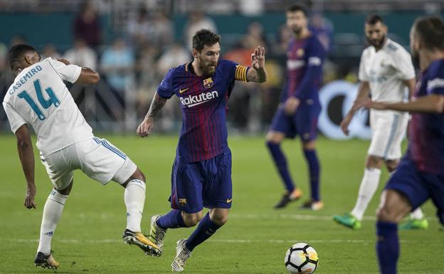 Messi escapa de la marca de Casemiro durante un Real Madrid-Barça. 