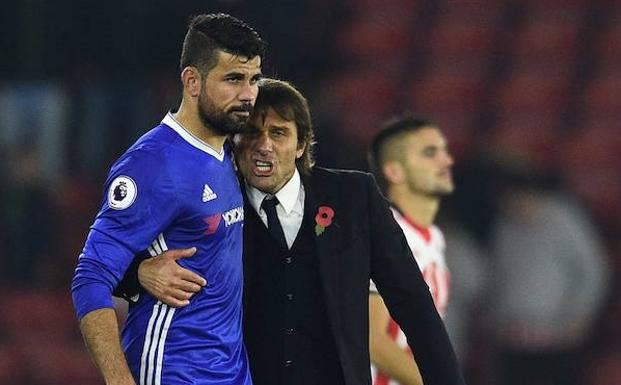 Diego Costa, junto a Conte. 