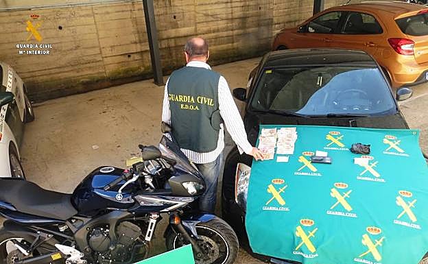 Coche y moto intervenidos por la Guardia Civil al detenido. 