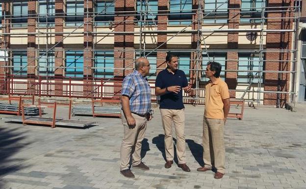 El delegado territorial de la Junta en Zamora visita las obras en el colegio Arias Gonzalo.