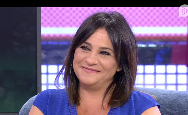 Melani Olivares durante una entrevista en un programa de Telecinco.