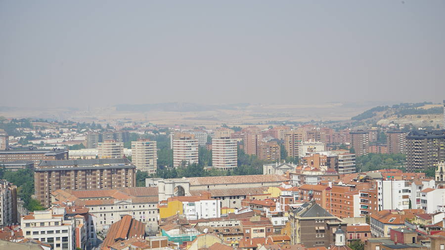 Imágenes del humo en Castilla y León por el incendio de Orense