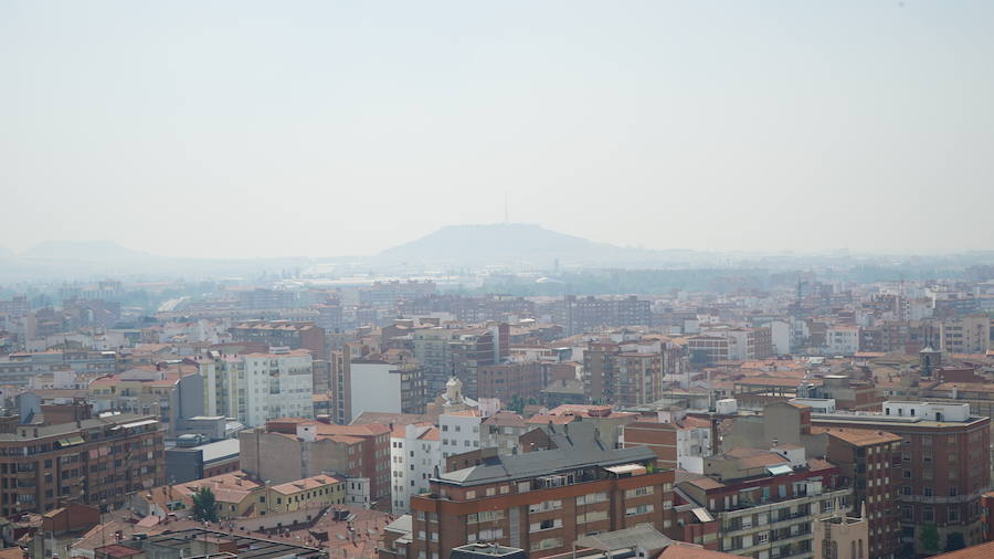 Imágenes del humo en Castilla y León por el incendio de Orense