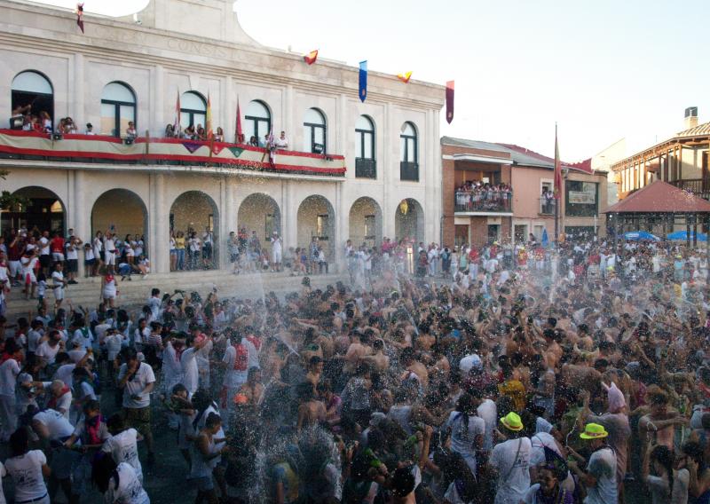 Ambiente en la Plaza Mayor de Íscar para dar comienzo a las fiestas. 