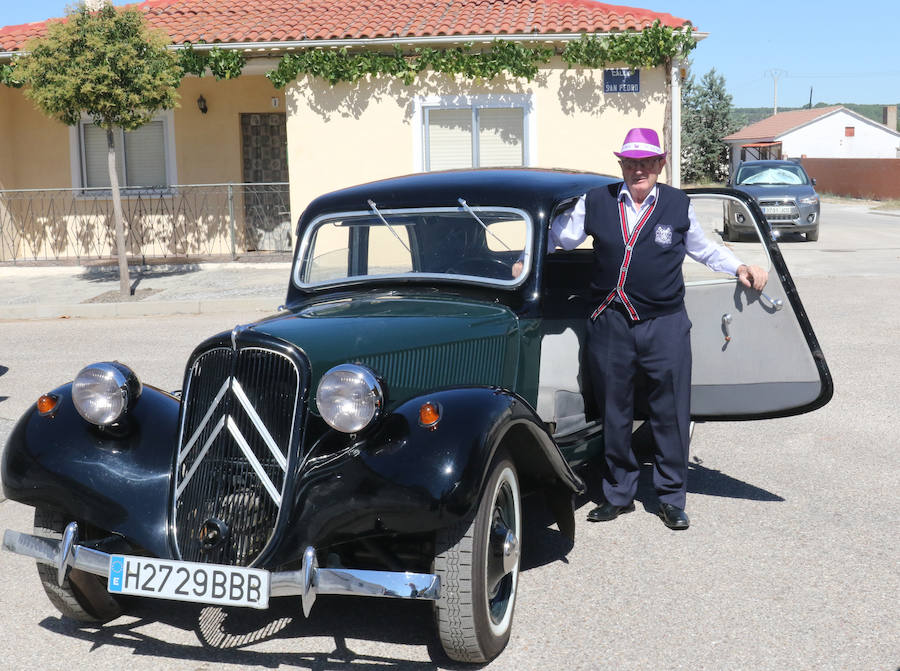 Exhibición de coches en Santiago del Arroyo