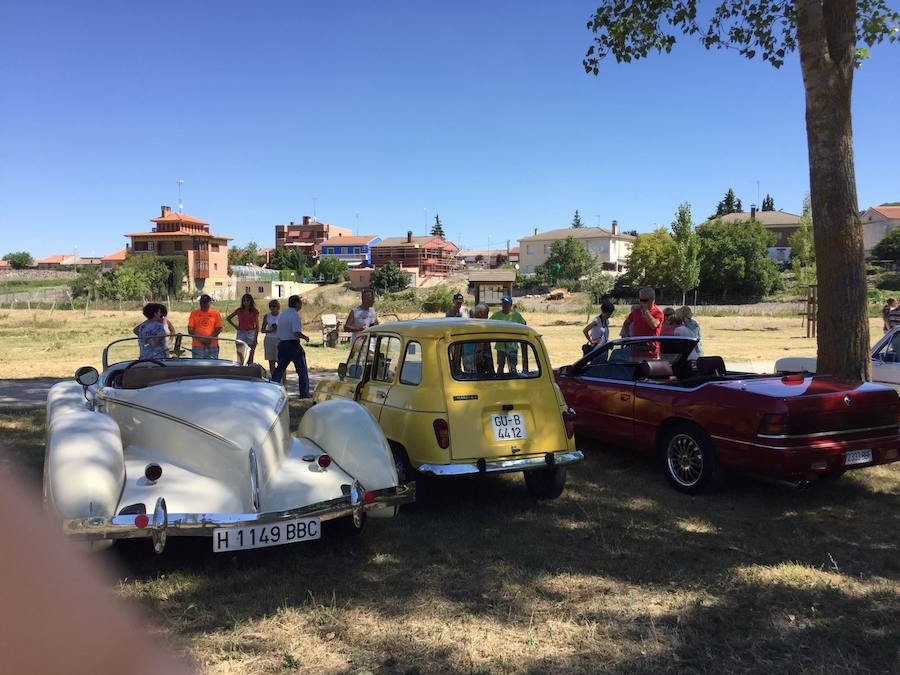 Exhibición de coches en Santiago del Arroyo
