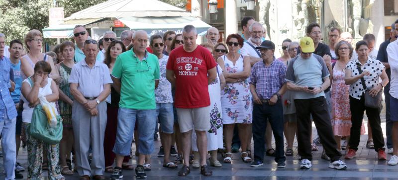 Concentración en Fuente Dorada por la niña de cuatro años que muere maltratada