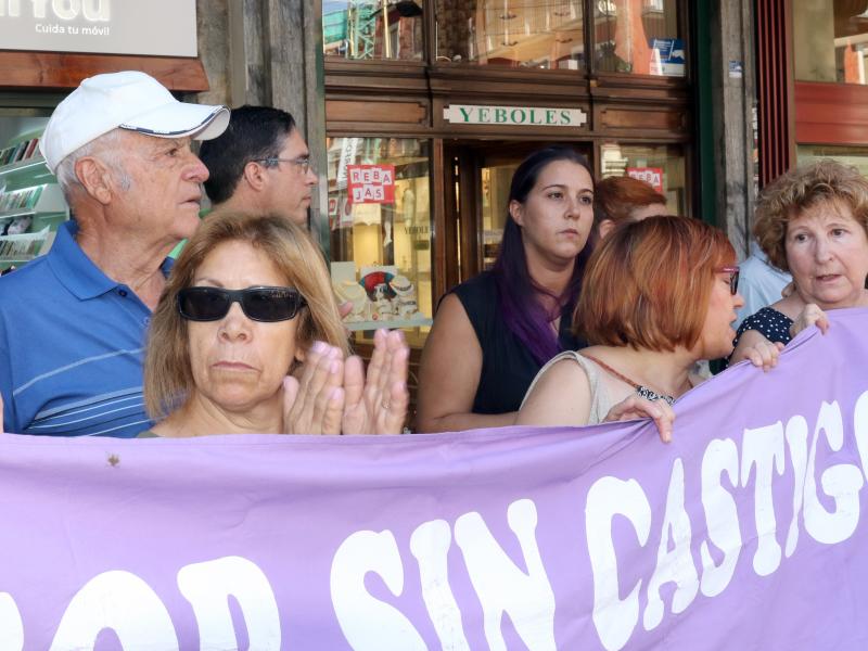 Concentración en Fuente Dorada por la niña de cuatro años que muere maltratada