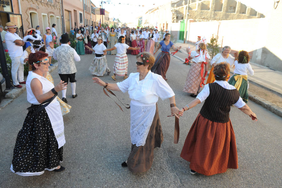 Desfile de la recreación histórica de 1790 en Pozaldez en &#039;El Caño se viste de época&#039;