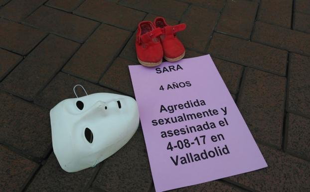 Recuerdo por la niña asesinada en Valladolid, durante la concentración de repulsa en Fuente Dorada 