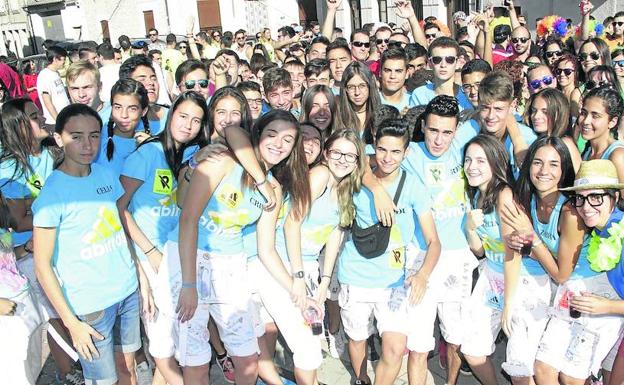 Peñistas durante el inicio de las fiestas de Santo Domingo de Guzmán en Campaspero