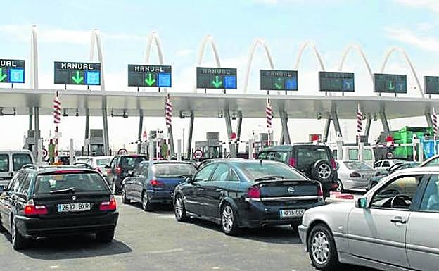 Accesos a uno de los peajes de la R-3, radial desde Madrid hacia la autovía de Valencia